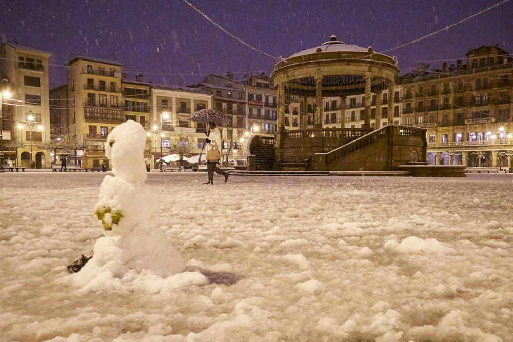 Un muñeco de nieve, a 19 de enero de 2023, en Pamplona, Navarra (España). La Agencia Estatal de Meteorología (Aemet) mantiene la alerta naranja por acumulación de nieve en Navarra. Pamplona ha amanecido cubierta por una capa de unos cinco a diez centímet Un