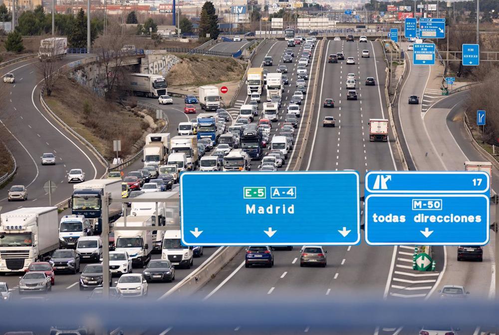 Circulación en el Km 17 de la autovía A4 en la segunda fase de la operación salida por Navidad de la DGT, a 30 de diciembre de 2022, en Madrid (España). La Dirección General de Tráfico (DGT) puso en marcha desde el 23 de diciembre un dispositivo especial Circulación