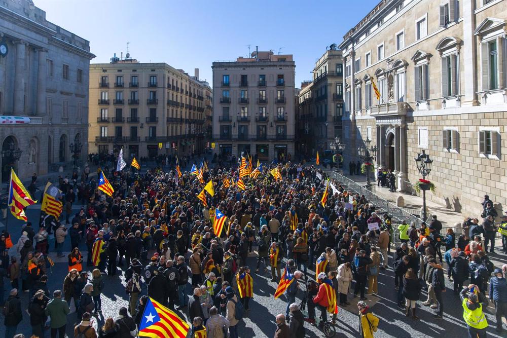 Los manifestantes contra la Cumbre Hispano-Francesa acaban la protesta en la plaza Sant Jaume de Barcelona Los