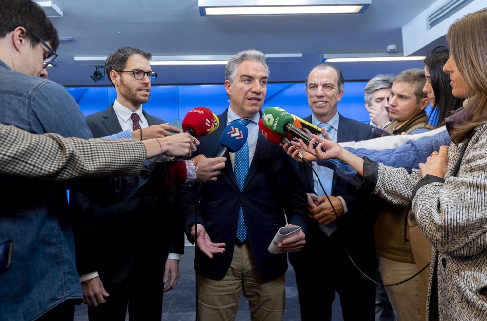 El coordinador general del Partido Popular (PP), Elías Bendodo, atiende a los medios de comunicación tras su reunión con los diputados Sergio Sayas y Carlos Adanero, en la sede del partido, a 19 de enero de 2023, en Madrid (España). El Partido Popular alc El