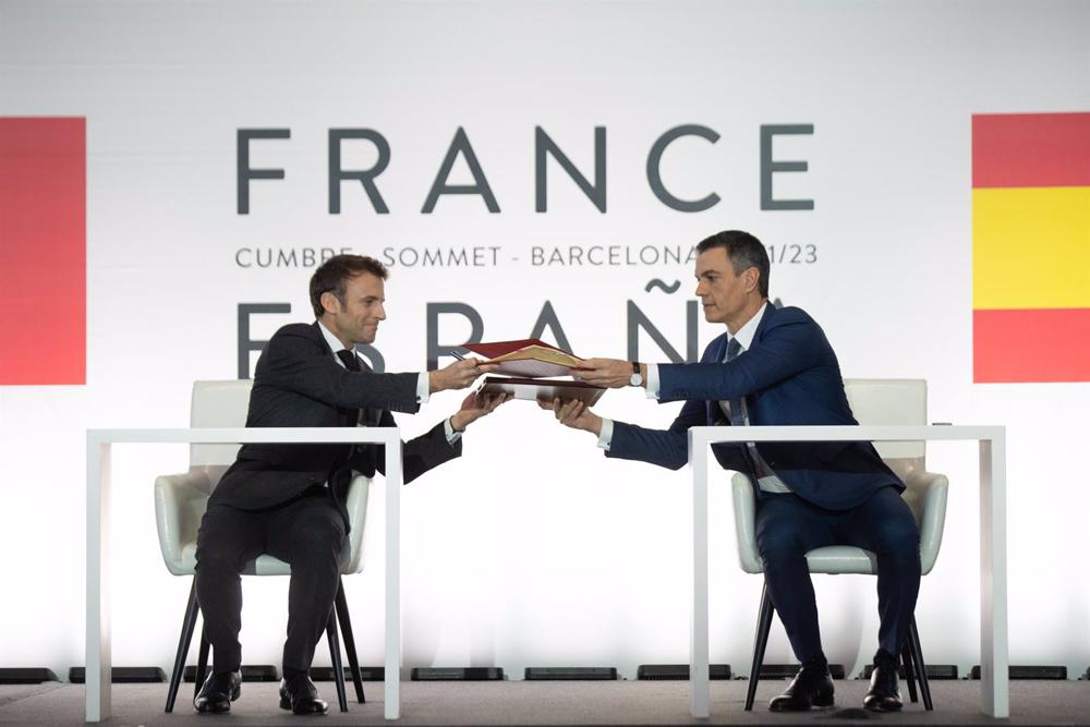 El presidente de Francia, Emmanuel Macron (i) y el presidente del Gobierno, Pedro Sánchez (d), durante la firma de un Tratado de Amistad entre sus respectivos países, durante la XXVII Cumbre Hispano-Francesa, en Barcelona. El