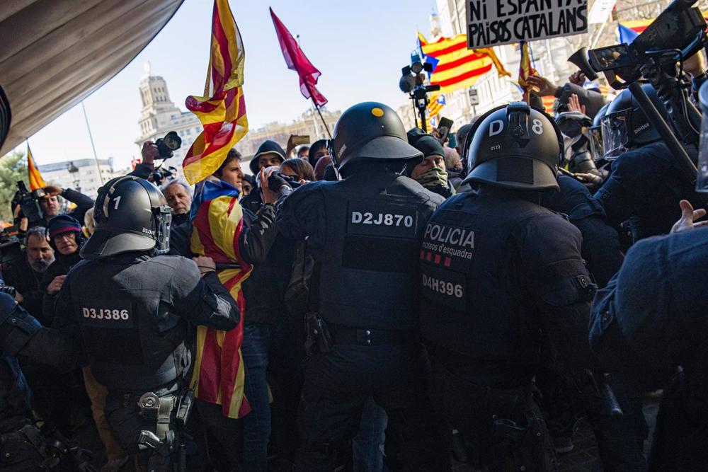Cargas policiales de los Mossos d'Esquadra en la ronda Sant Pere después de que la manifestación haya partido del consulado francés, a 19 de enero de 2023, en Barcelona, Catalunya (España). Esta segunda marcha convocada por los CDR (Comités de Defensa de Cargas
