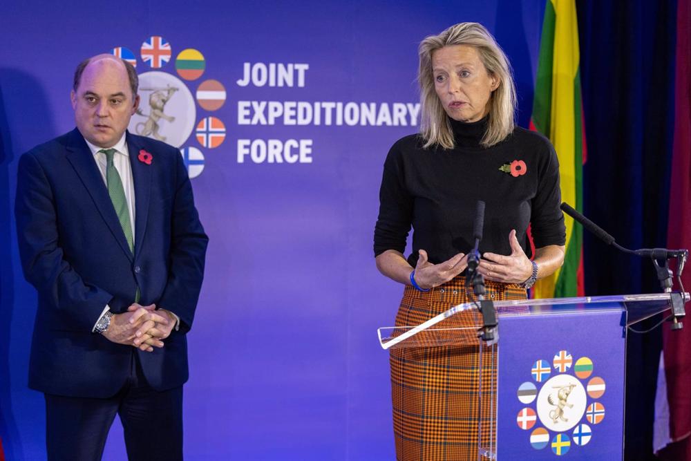 Archivo - La ministra de Defensa, Kajsa Ollongren (derecha) Archivo