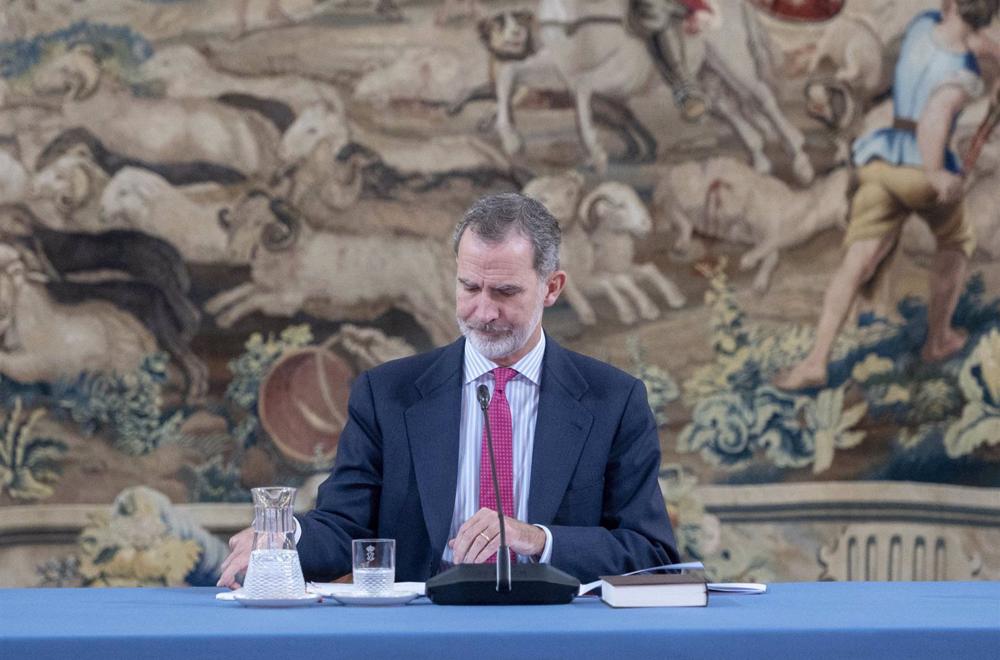 Archivo - El Rey de España, Felipe VI, durante la reunión del Patronato de la Fundación Pro Real Academia Española (Fundación Pro - RAE), en el Palacio Real de El Pardo, a 12 de diciembre de 2022, en Madrid (España). Archivo