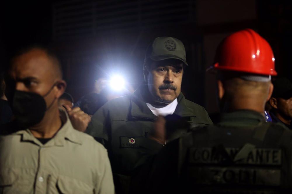 Archivio - Il presidente venezuelano Nicolas Maduro visita una zona di Maracay colpita dalle piogge. Archivio