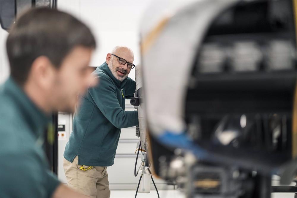 Archivo - Dos trabajadores en la planta de Aston Martin en Gaydon (Reino Unido) Archivo