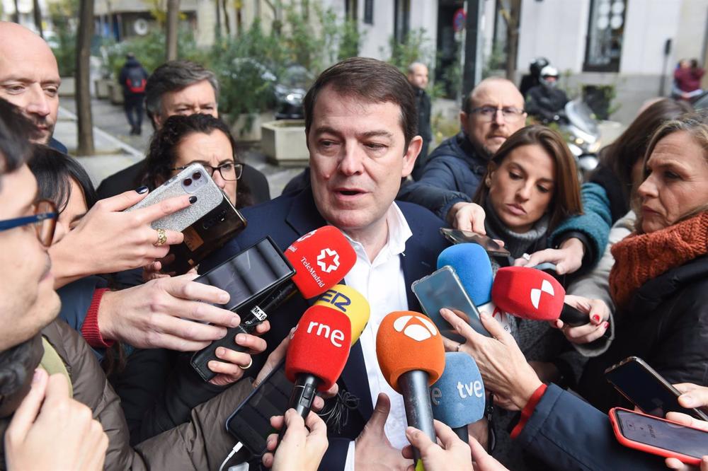 Archivo - El presidente de la Junta de Castilla y León, Alfonso Fernández Mañueco, ofrece declaraciones a los medios a su llegada a la reunión de la Junta Directiva Nacional del PP, en la sede nacional del PP, a 19 de diciembre de 2022, en Madrid (España) Archivo