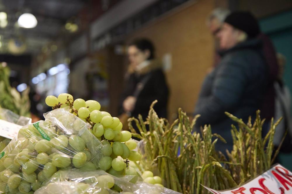 Uvas en puestos de fruta en el mercado Uvas