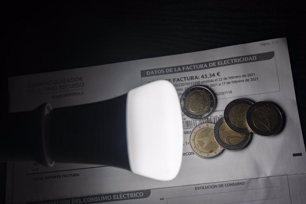 Archivo - Una lámpara refleja el importe de una factura el día en que el precio de la luz ha marcado un mínimo por primera vez en dos meses, a 27 de diciembre de 2021, en Madrid, (España). Archivo