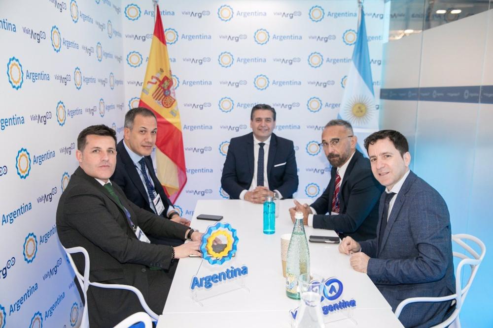 Directivos de la aerolínea Plus Ultra e Inprotur se han reunido en Fitur para trabajar conjuntamente en una futura nueva línea Madrid-Buenos Aires Directivos