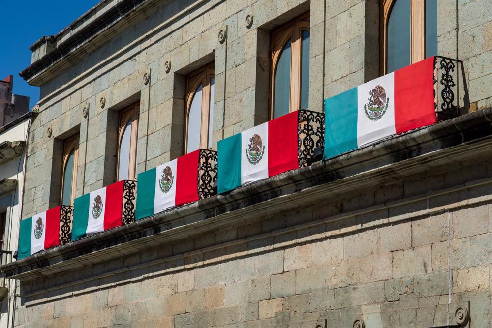 Banderas de México en las falladas del Palacio de Gobierno de Oaxaca Banderas