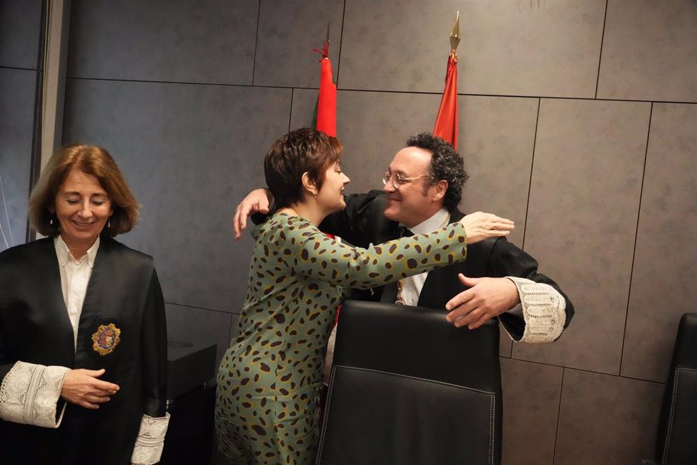 El Fiscal General del Estado, Alvaro García Ortiz, abraza a la nueva Fiscal Provincial de Bizkaia, Ana María Sola Ibarra, en presencia de la Fiscal Supreior del País Vasco, en Bilbaon El