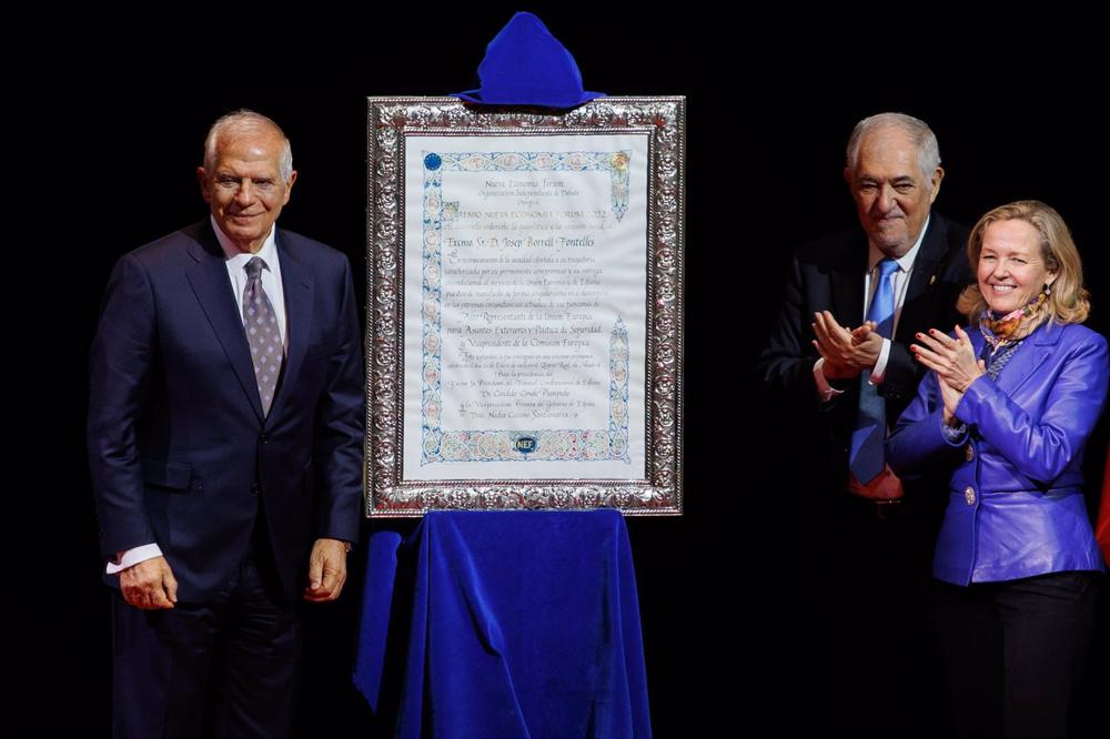 L'Alto rappresentante dell'UE per la politica estera, Josep Borrell, il presidente della Corte costituzionale, Cándido Conde-Pumpido e il primo vicepresidente e ministro dell'Economia e della trasformazione digitale, Nadia Calviño. L'Alto