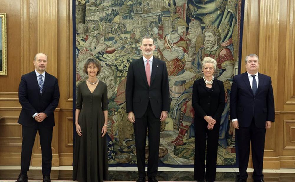 El Rey junto a los nuevos magistrados del Tribunal Constitucional, Juan Carlos Campo, Laura Díez Bueso, María Luisa Segoviano y César Tolosa Tribiño. El