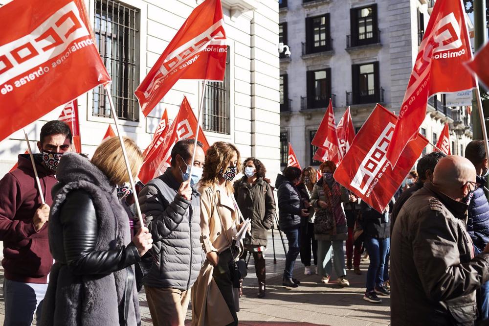 Archivo - Varias personas sostienen banderas de CCOO durante una concentración, a 10 de noviembre de 2021, en Santander, Cantabria (España). Archivo