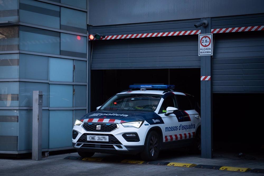 El jugador de fútbol Dani Alves sale detenido en un coche policial tras acudir a declarar en la Comisaría de Les Corts, a 20 de enero de 2023, en Barcelona, Cataluña (España). El