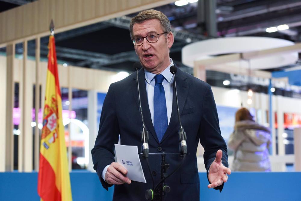 El líder del PP, Alberto Núñez Feijóo, interviene durante una visita a la tercera jornada de la Feria Internacional de Turismo, Fitur 2023, en IFEMA Madrid, a 20 de enero de 2023, en Madrid (España). El
