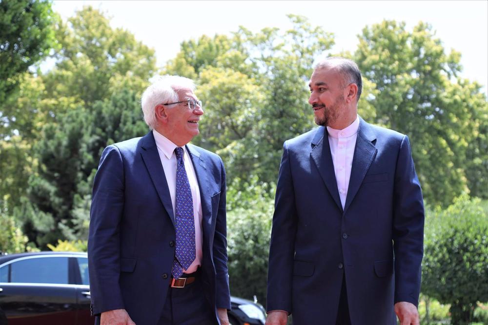 Archiv - Josep Borrell, Hoher Vertreter der EU für Außenpolitik, und Hosein Amirabdolahian, Außenminister des Iran, während eines Treffens in Teheran im Juni. Archiv