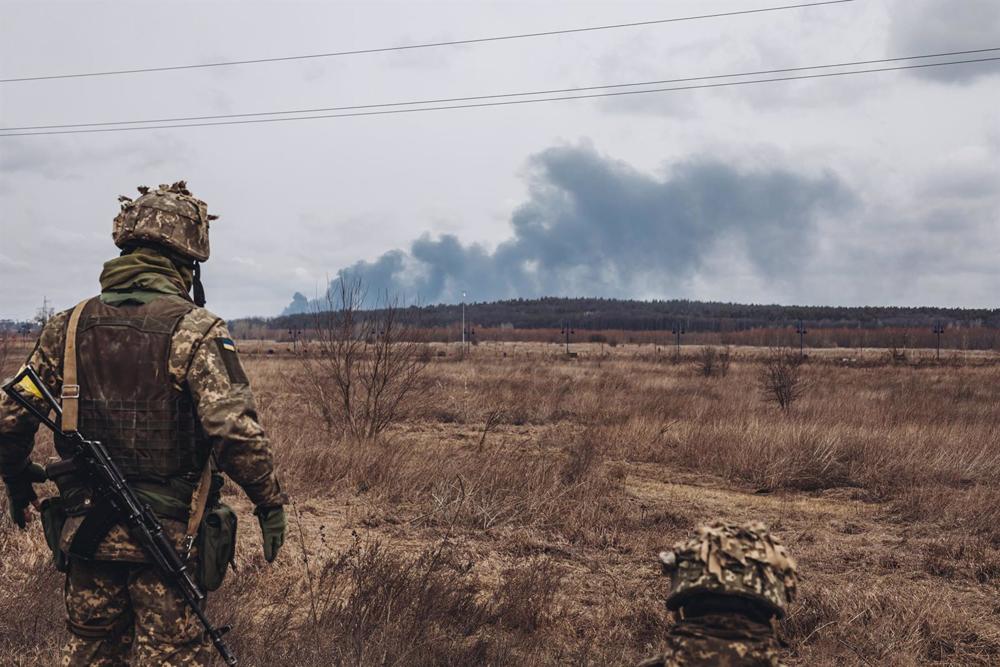 Archive - Un soldat de l'armée ukrainienne observe la fumée des bombardements le 4 mars 2022 à Irpin, en Ukraine. Archive
