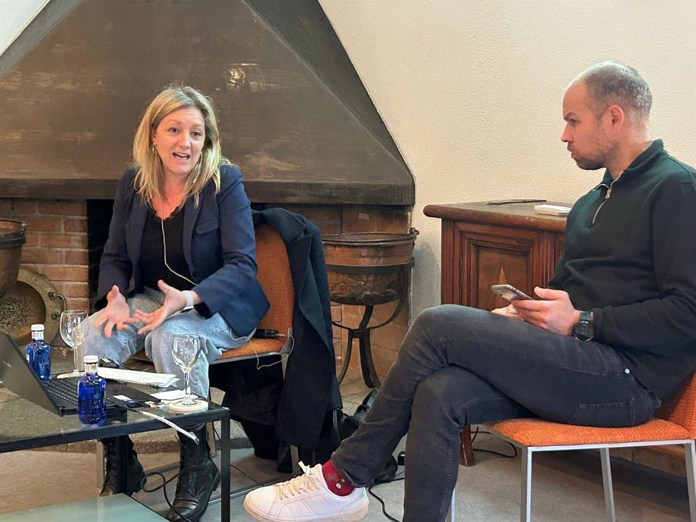 La secretaria general de Cáritas España, Natalia Peiro, en los Coloquios Alumni del colegio Tajamar, en Vallecas (Madrid). La