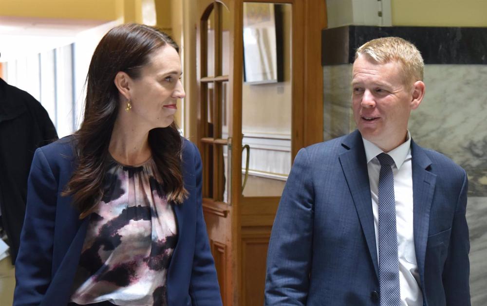 Il primo ministro neozelandese Jacinda Ardern e il suo successore Chris Hipkins. Il