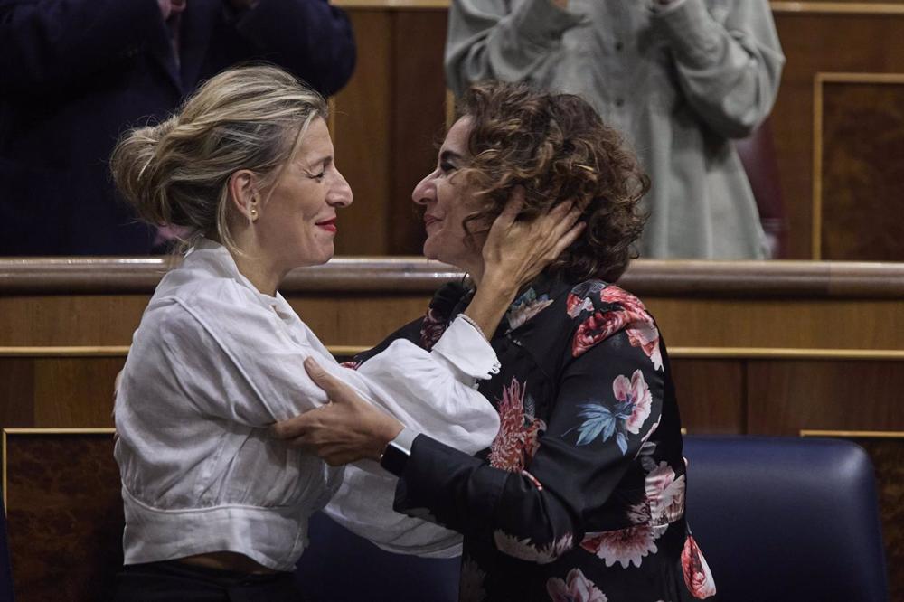 Archivo - La vicepresidenta segunda y ministra de Trabajo y Economía Social, Yolanda Díaz (i), y la ministra de Hacienda, María Jesús Montero (d), en una imagen de archivo. Archivo