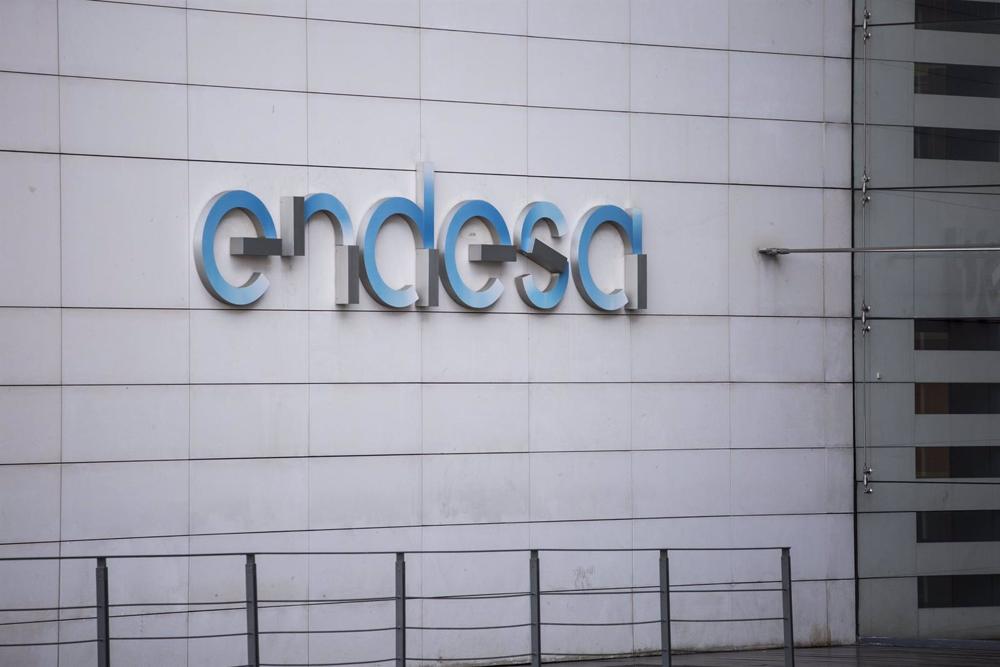 Archivo - Logotipo de la empresa Endesa en su sede cerca de IFEMA en Madrid, (España) a 10 de junio de 2021. Archivo