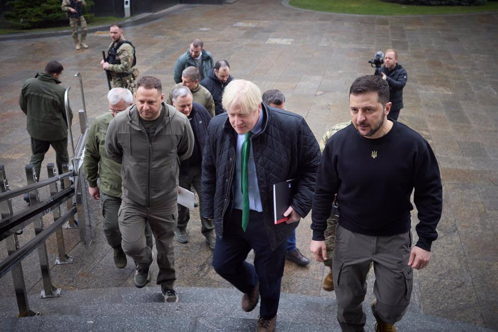 Boris Johnson e Volodimir Zelenski in Ucrania Boris