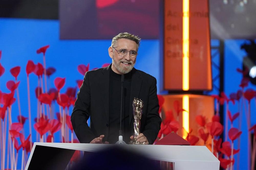 Alberto Varcárcel recibe el Premi Gaudí a Mejor vestuario por 'Los renglones torcidos de Dios' Alberto