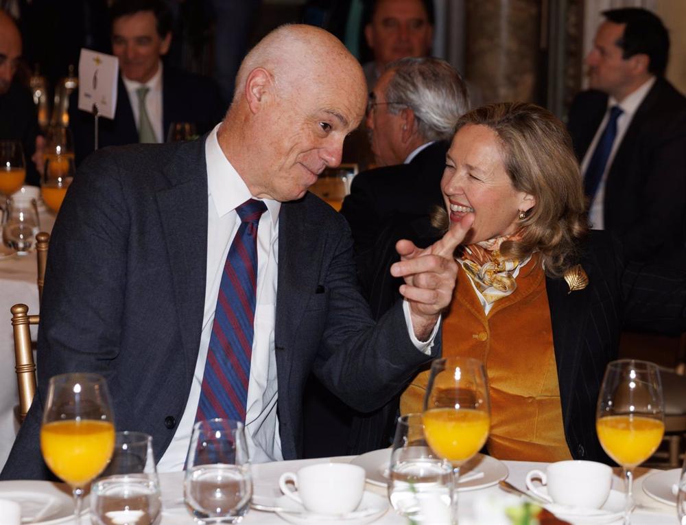 El presidente de la Autoridad Bancaria Europea, José Manuel Campa y la vicepresidenta primera y ministra de Asuntos Económicos y Transformación Digital, Nadia Calviño, durante un desayuno informativo de Fórum Europa, en el Casino Gran Círculo, a 23 de ene El