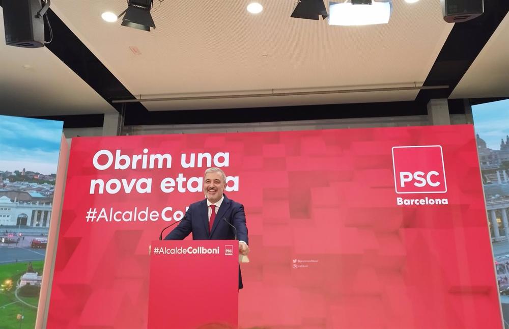 El primer teniente de alcalde de Barcelona, Jaume Collboni, en rueda de prensa para comunicar su decisión de renunciar al acta de concejal. El