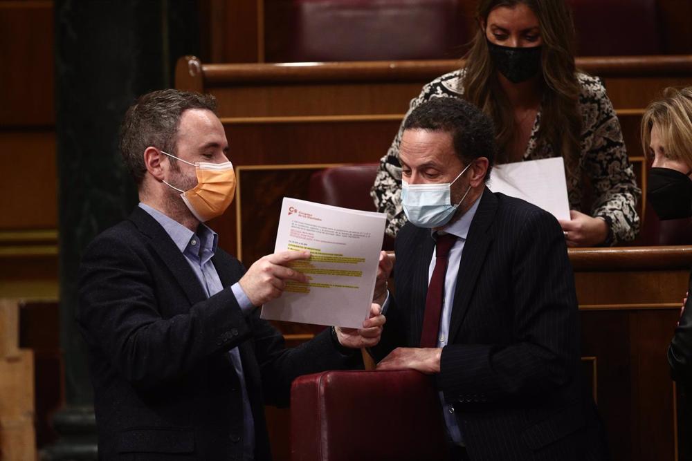 Archivo - El diputado de Cs en el Congreso, Guillermo Díaz Gómez (i); conversa con el portavoz adjunto, Edmundo Bal. Archivo