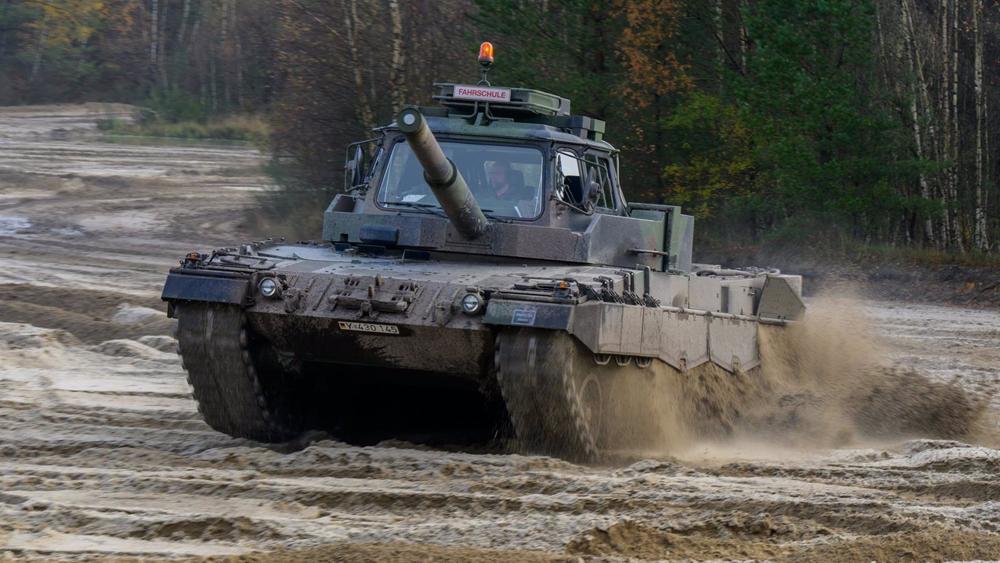 Archiv - Leopard 2 Panzer im Dienst der Bundeswehr Archiv
