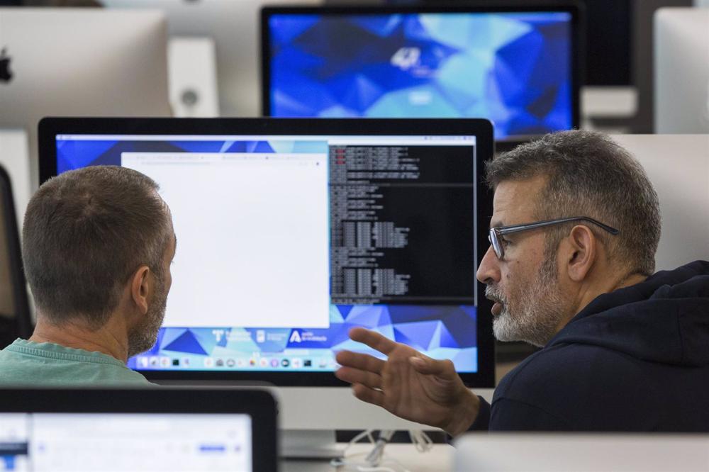 Archivo - Fundación Telefónica ha formado en 2022 a casi 2 millones de personas en nuevos perfiles digitales Archivo