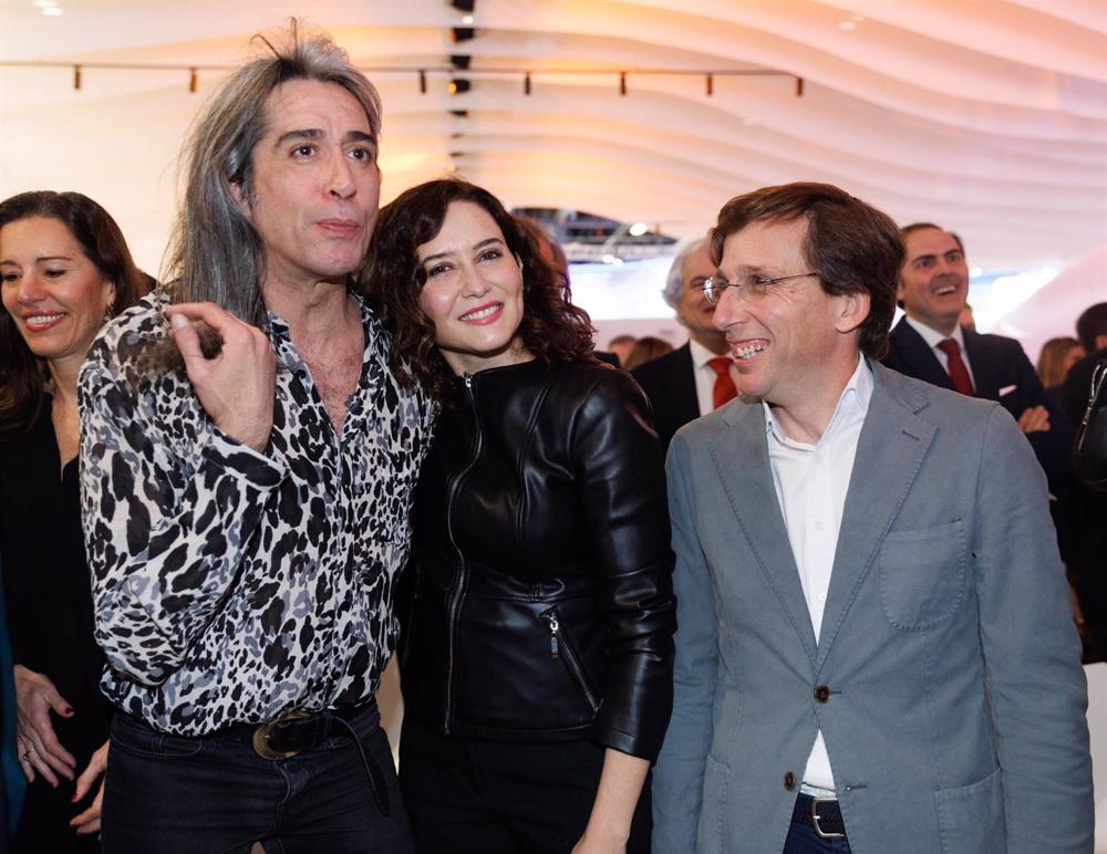 El cantante Mario Vaquerizo; la presidenta de la Comunidad de Madrid, Isabel Díaz Ayuso, y el alcalde de Madrid, José Luis Martínez-Almeida, en Fitur 2023. Archivo. El
