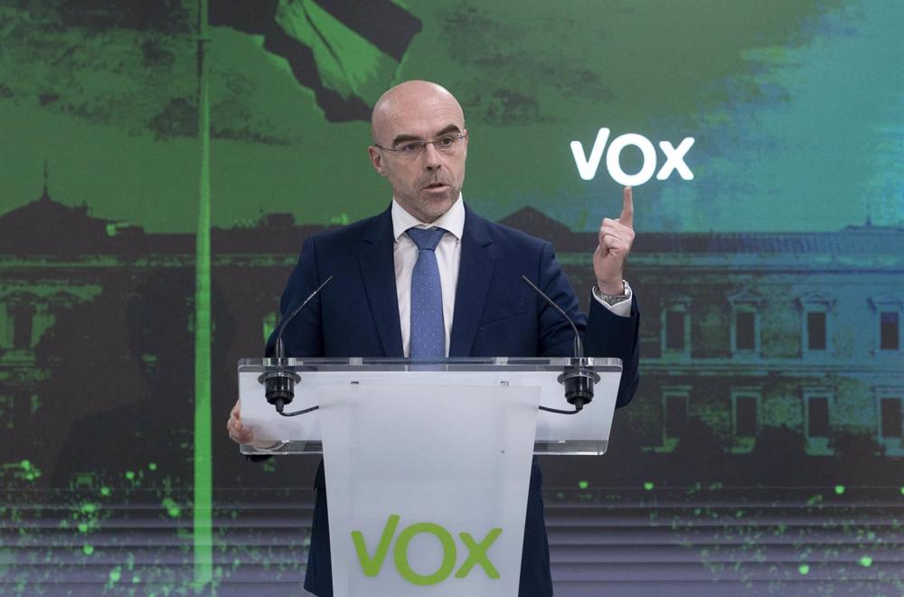 El vicepresidente de Acción Política y eurodiputado de Vox, Jorge Buxadé, interviene en una rueda de prensa en la sede del partido, en Madrid (España). El