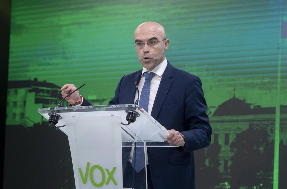 El vicepresidente de Acción Política y eurodiputado de Vox, Jorge Buxadé, interviene en una rueda de prensa en sede del partido, a 27 de diciembre de 2022, en Madrid (España). El