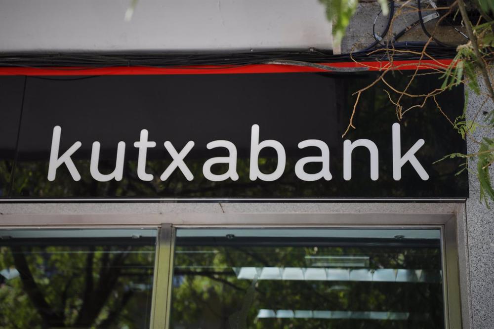 Archivo - Exterior de la sucursal del banco Kutxabank en la Calle de la Oca de Madrid, en Madrid (España) a 3 de agosto de 2020. Archivo