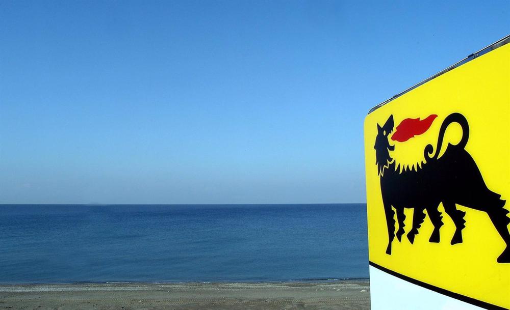 Archivo - Logotipo de la petrolera semipública italiana Eni junto al mar. Archivo