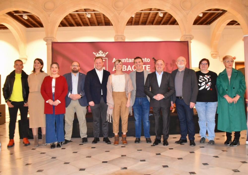 La cantautora Carmen Toledo, conocida artísticamente como Karmento, ha presentado en la capital albaceteña 'Quiero y duelo', la canción con la que participará en el Benidorm Fest 2023. La