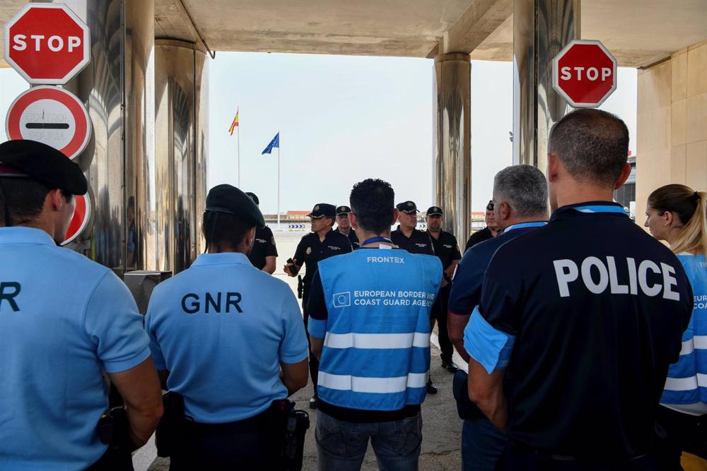 Arquivo - O chefe superior da Polícia de Ceuta, Javier Daniel Nogueroles Alonso, dá as boas-vindas aos membros da FRONTEX durante a apresentação de uma operação cujo objectivo é perseguir o tráfico de seres humanos, entre outras questões. Arquivo