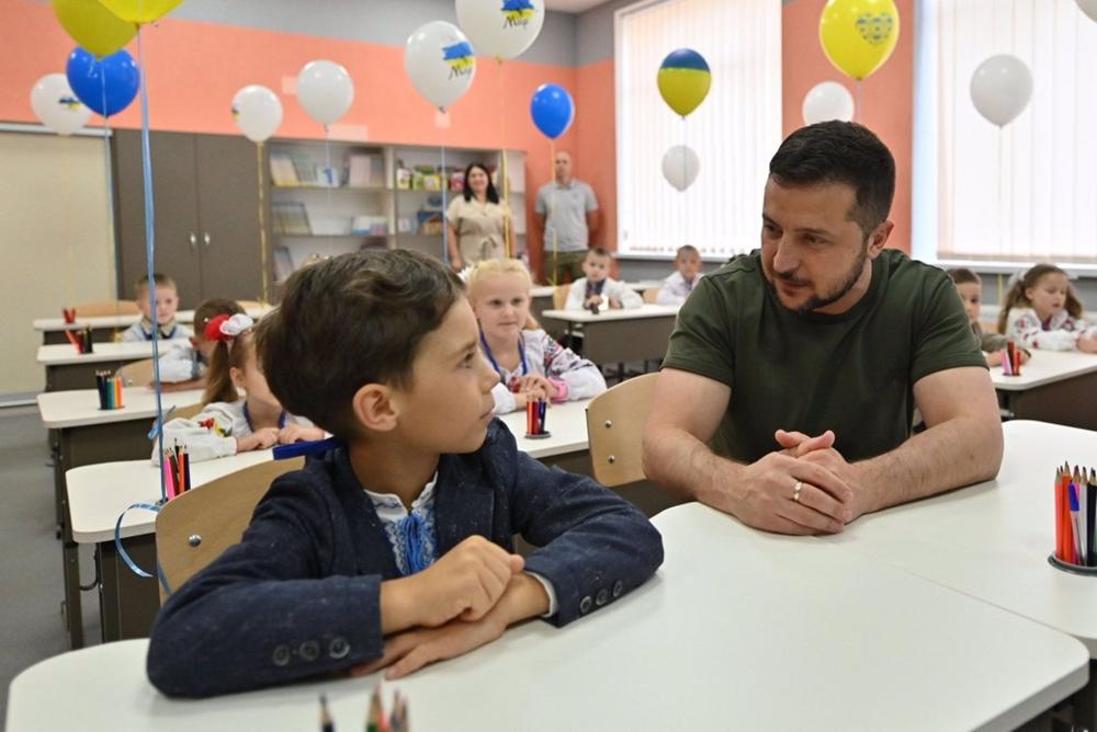 Archive - Volodimir Zelenski, President of Ukraine, visits school in Irpin Archive