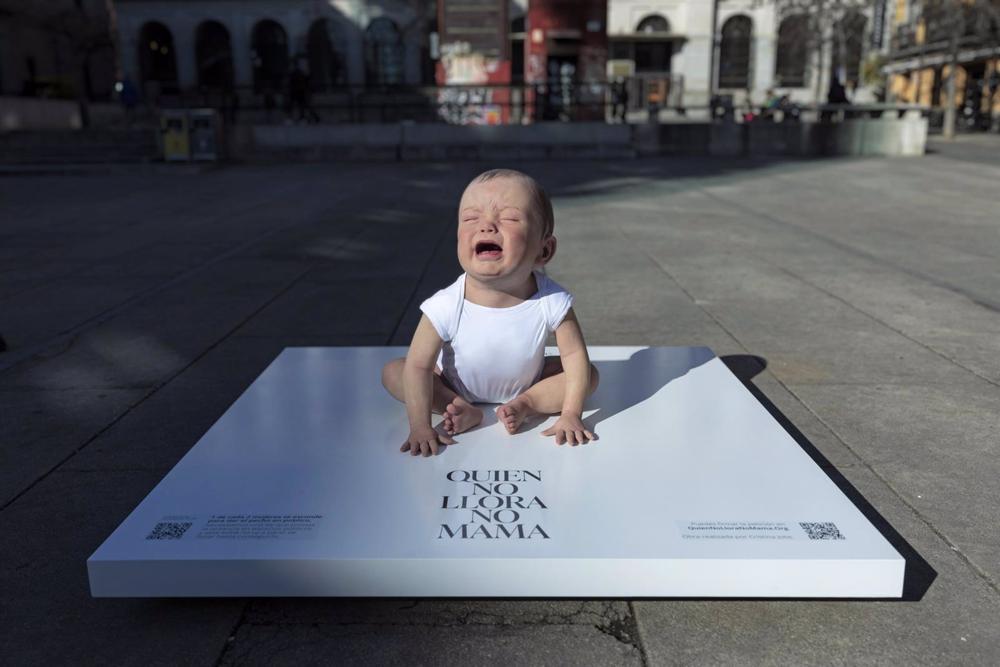 Escultura hiperrealista de un bebé situada en la plaza del Reina Sofía en el marco de la iniciativa 'Quien no llora, no mama' de la organización Teta&teta para pedir una ley que proteja la lactancia en público. Escultura