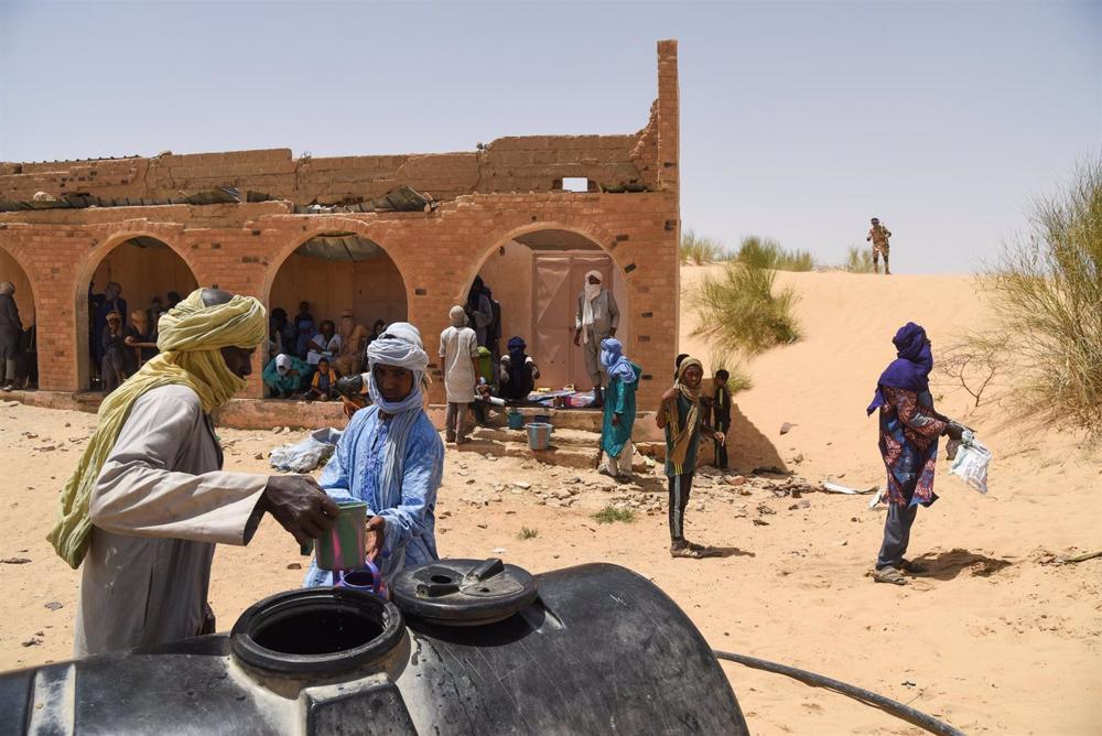 Ficheiro - Os residentes de Koygouma em Timbuktu extraem água de um poço no Mali. Ficheiro