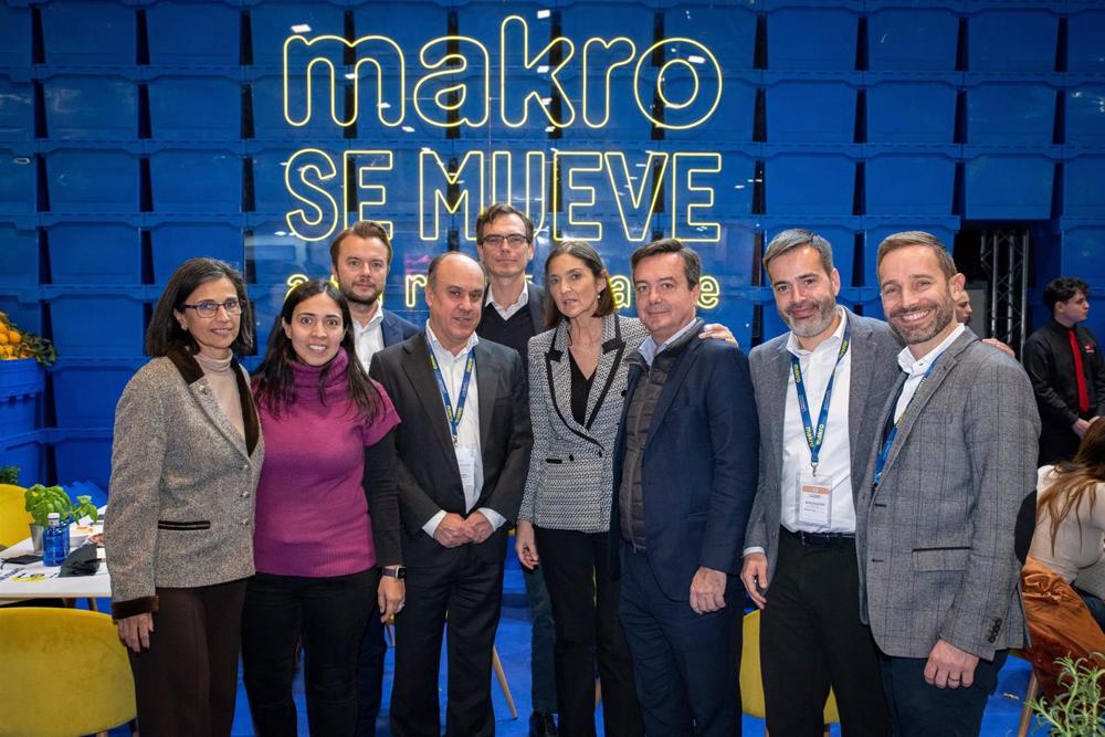 La ministra de Industria, Reyes Maroto, visita el stand de Makro en Madrid Fusión La