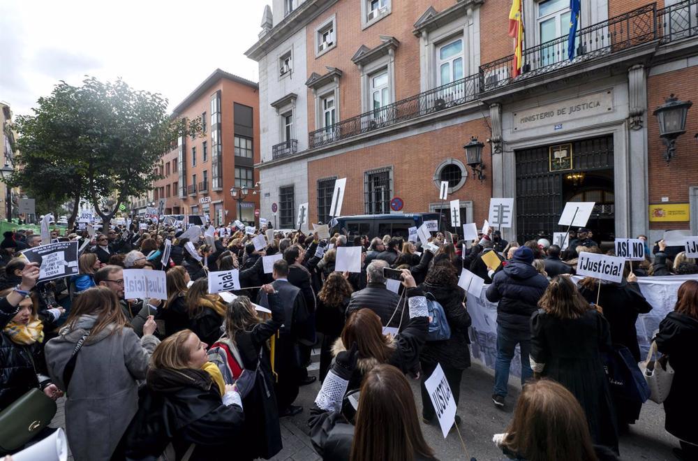 Un grupo de letrados de la Administración de Justicia sostienen pancartas en una manifestación para exigir mejoras salariales frente al Ministerio de Justicia. Un