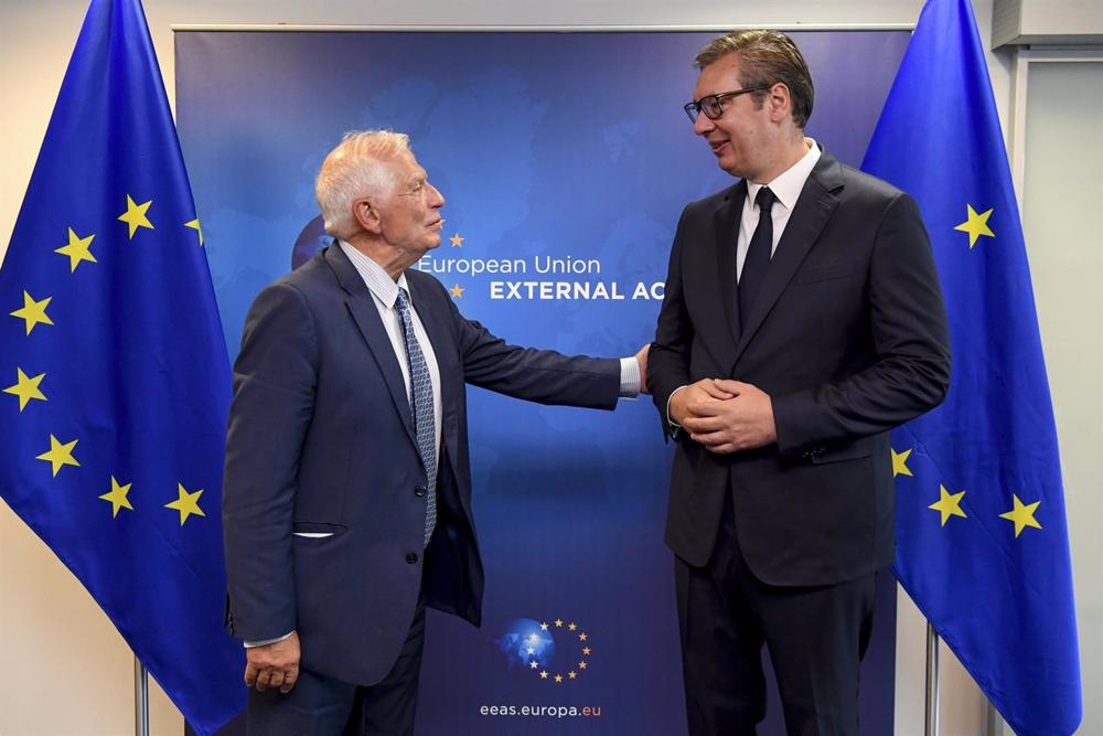 Arquivo - Alto Representante da UE para os Negócios Estrangeiros Josep Borrell e o Presidente Sérvio Aleksandar Vucic em Bruxelas. Arquivo