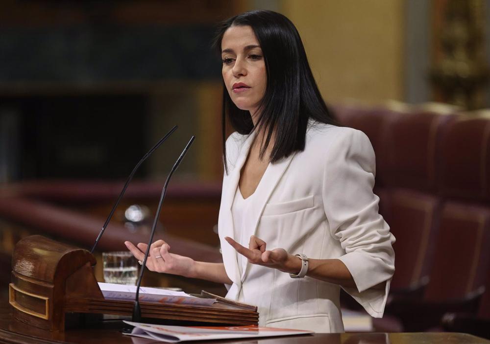 Archivo - La líder de Ciudadanos, Inés Arrimadas, interviene durante una sesión plenaria en el Congreso de los Diputados. Archivo