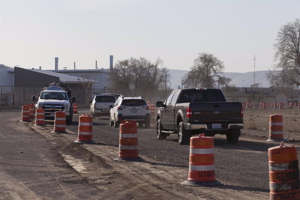 Uma fila de carros em Yakima, Washington (EUA) Uma