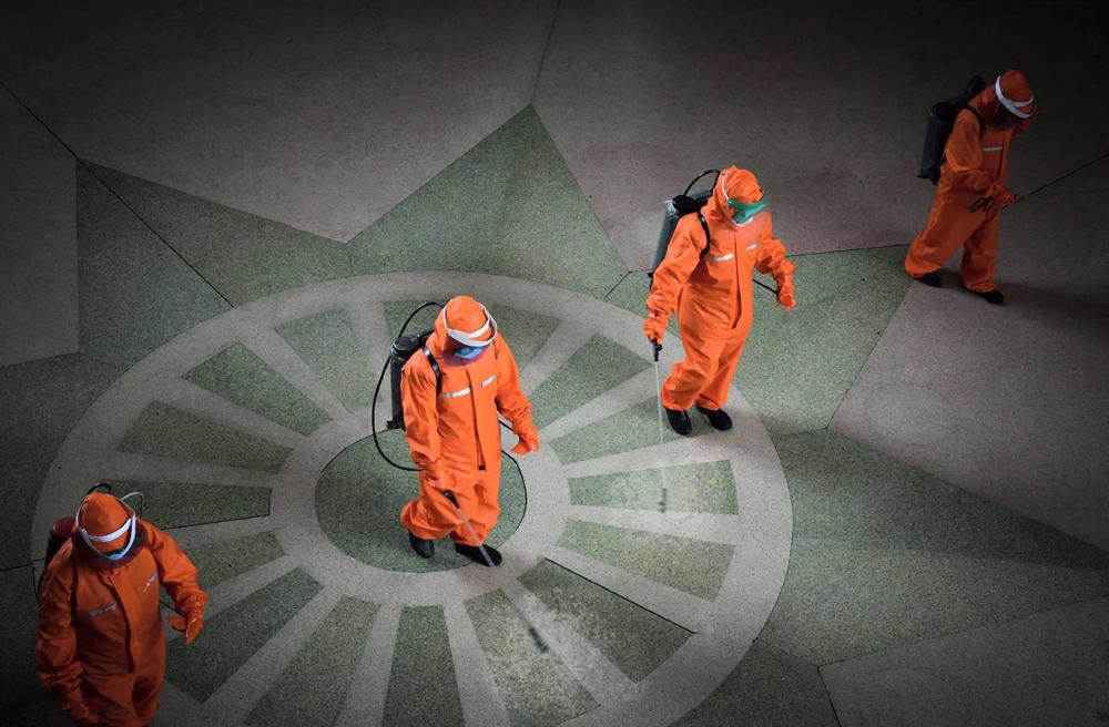 File - Immagine di file che mostra il personale della stazione ferroviaria di Pyongyang che disinfetta il sito come parte delle misure di quarantena contro le infezioni da COVID-19. File